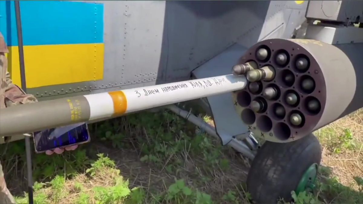 Video: Ukrajinci vyzbrojili vrtulníky americkými raketami Hydra